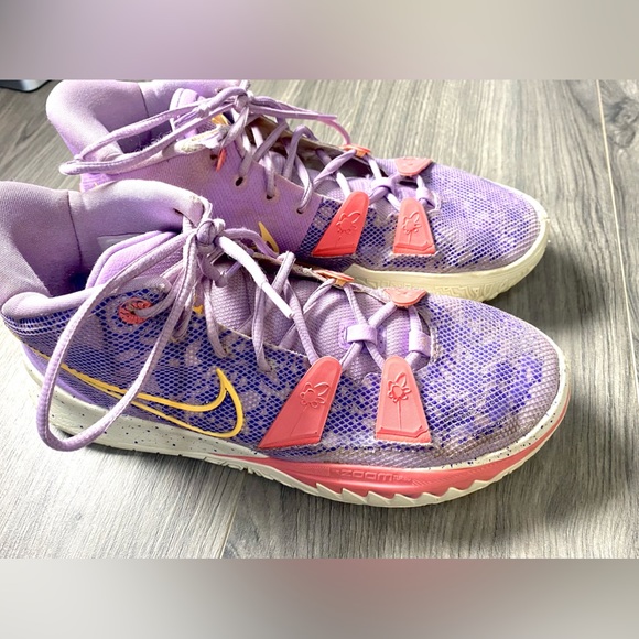 2021
Kyrie 7 'Daughters' - Picture 2 of 6